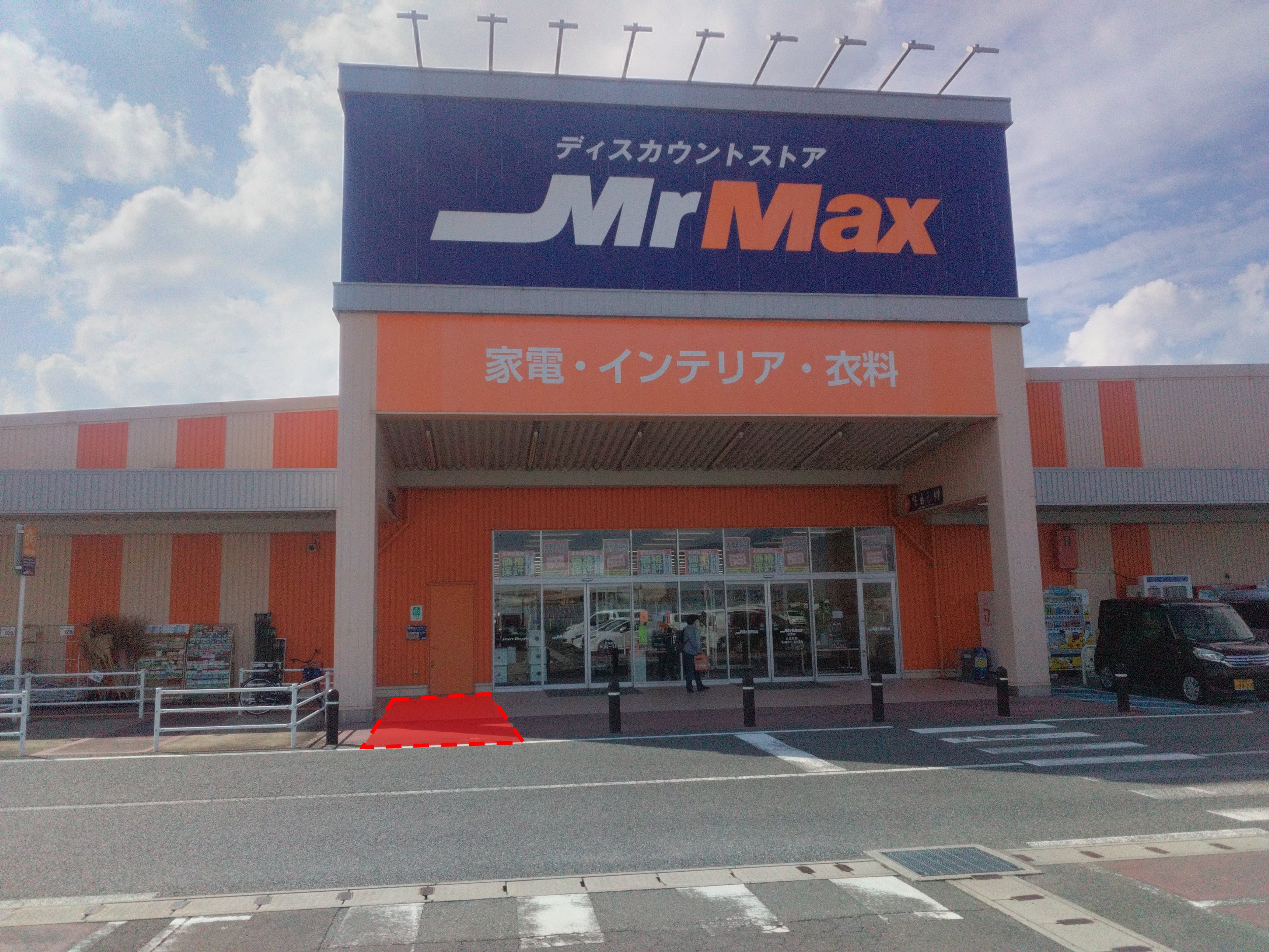 【ミスターマックス 唐津店】家電側入口（左） キッチンカーや食品販売に最適な総合ディスカウントストアの催事イベントスペース