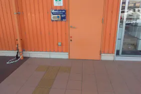 【ミスターマックス 唐津店】家電側入口(左) キッチンカーや食品販売に最適な総合ディスカウントストアの催事イベントスペース