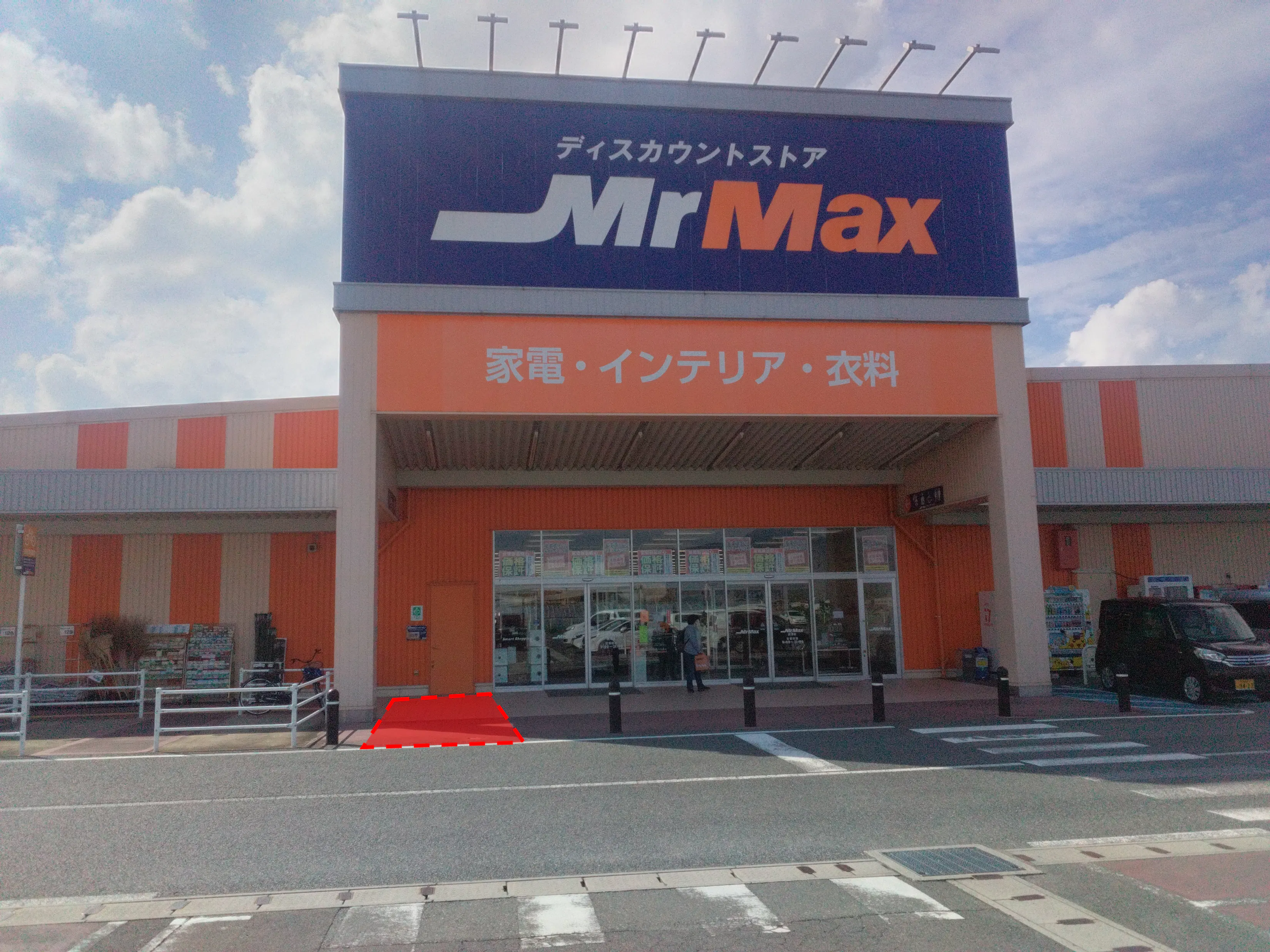 【ミスターマックス 唐津店】家電側入口（左） キッチンカーや食品販売に最適な総合ディスカウントストアの催事イベントスペース