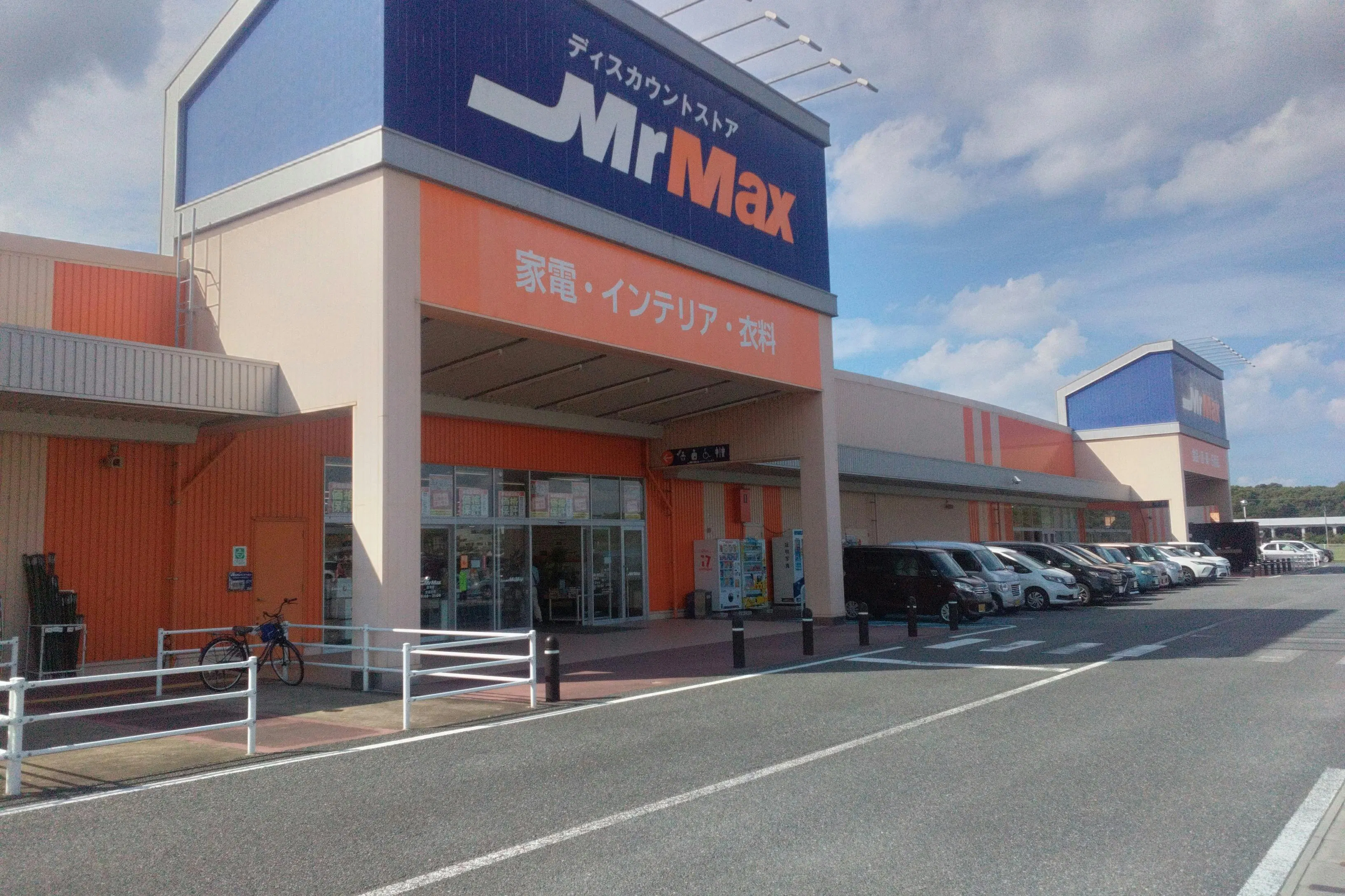【ミスターマックス 唐津店】家電側入口（左） キッチンカーや食品販売に最適な総合ディスカウントストアの催事イベントスペース