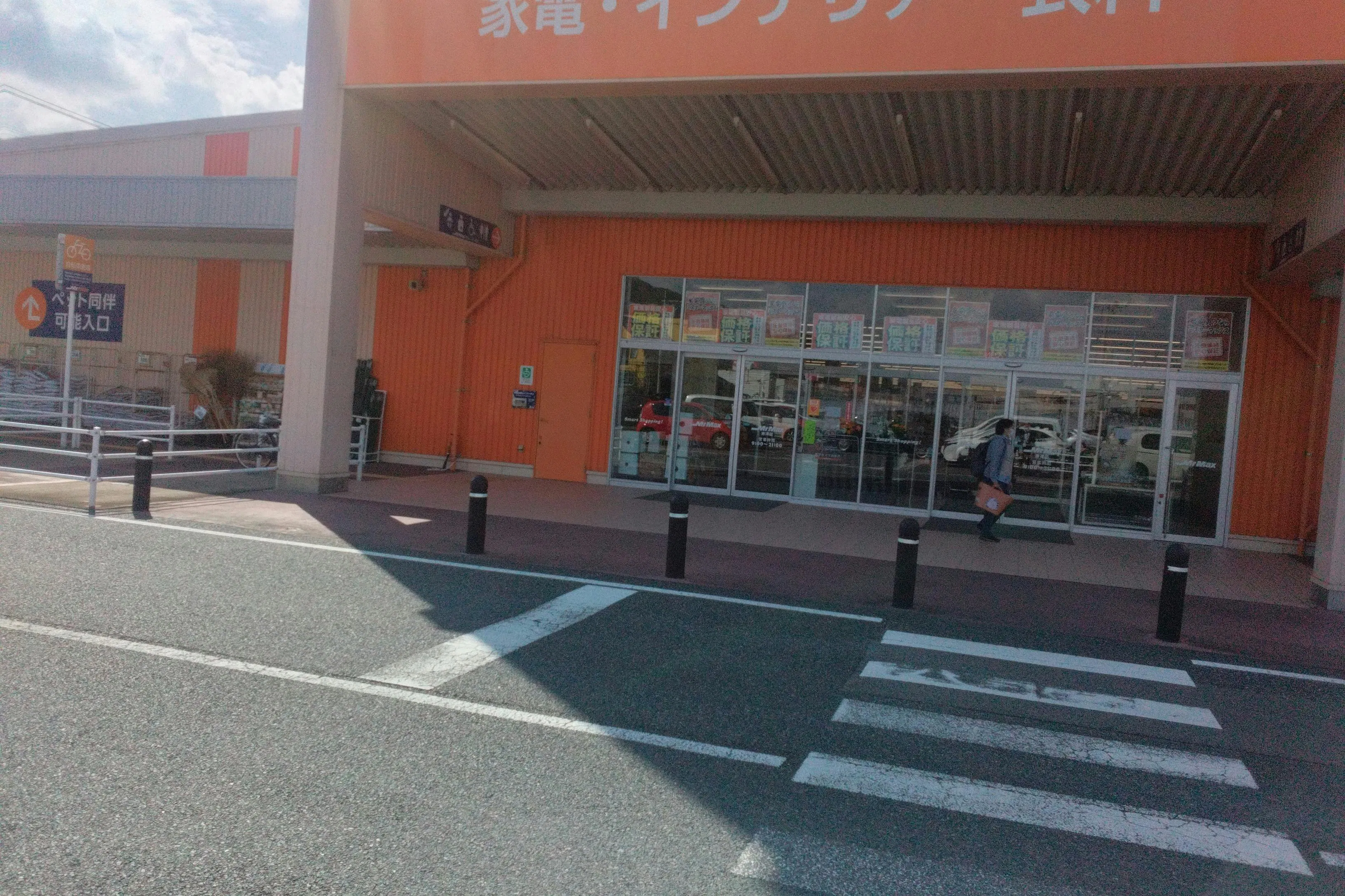 【ミスターマックス 唐津店】家電側入口（左） キッチンカーや食品販売に最適な総合ディスカウントストアの催事イベントスペース