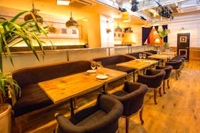 【表参道駅1分】イベントや撮影に適した最大100名様収容可能なアンティーク調のイタリアンレストラン