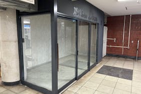 【横浜市営地下鉄ブルーライン関内駅】各種プロモーションや物販、食物販のポップアップストアに最適な人通りの多い改札外イベントスペース