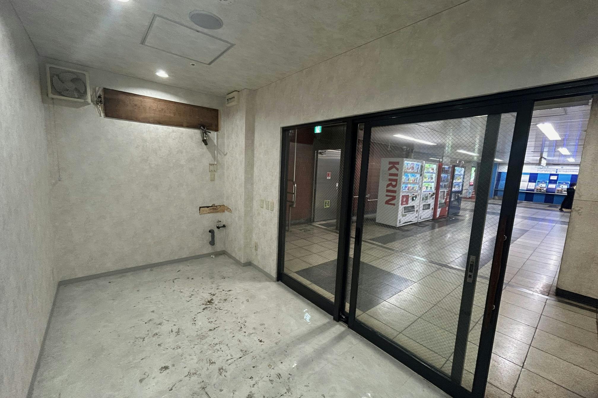 【横浜市営地下鉄ブルーライン関内駅】各種プロモーションや物販、食物販のポップアップストアに最適な人通りの多い改札外イベントスペース