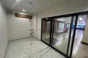 【横浜市営地下鉄ブルーライン関内駅】各種プロモーションや物販、食物販のポップアップストアに最適な人通りの多い改札外イベントスペース