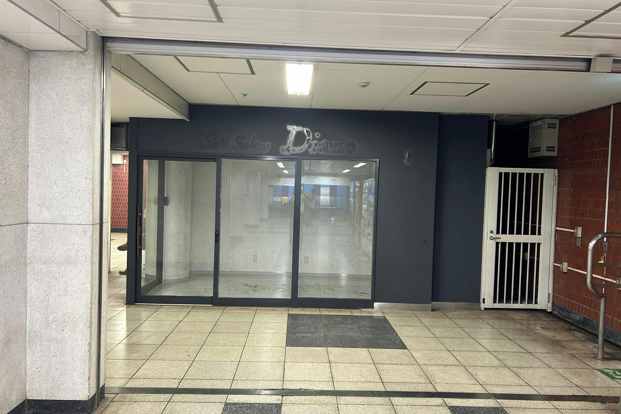 【横浜市営地下鉄ブルーライン関内駅】各種プロモーションや物販、食物販のポップアップストアに最適な人通りの多い改札外イベントスペース