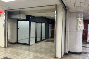 【横浜市営地下鉄ブルーライン関内駅】各種プロモーションや物販、食物販のポップアップストアに最適な人通りの多い改札外イベントスペース