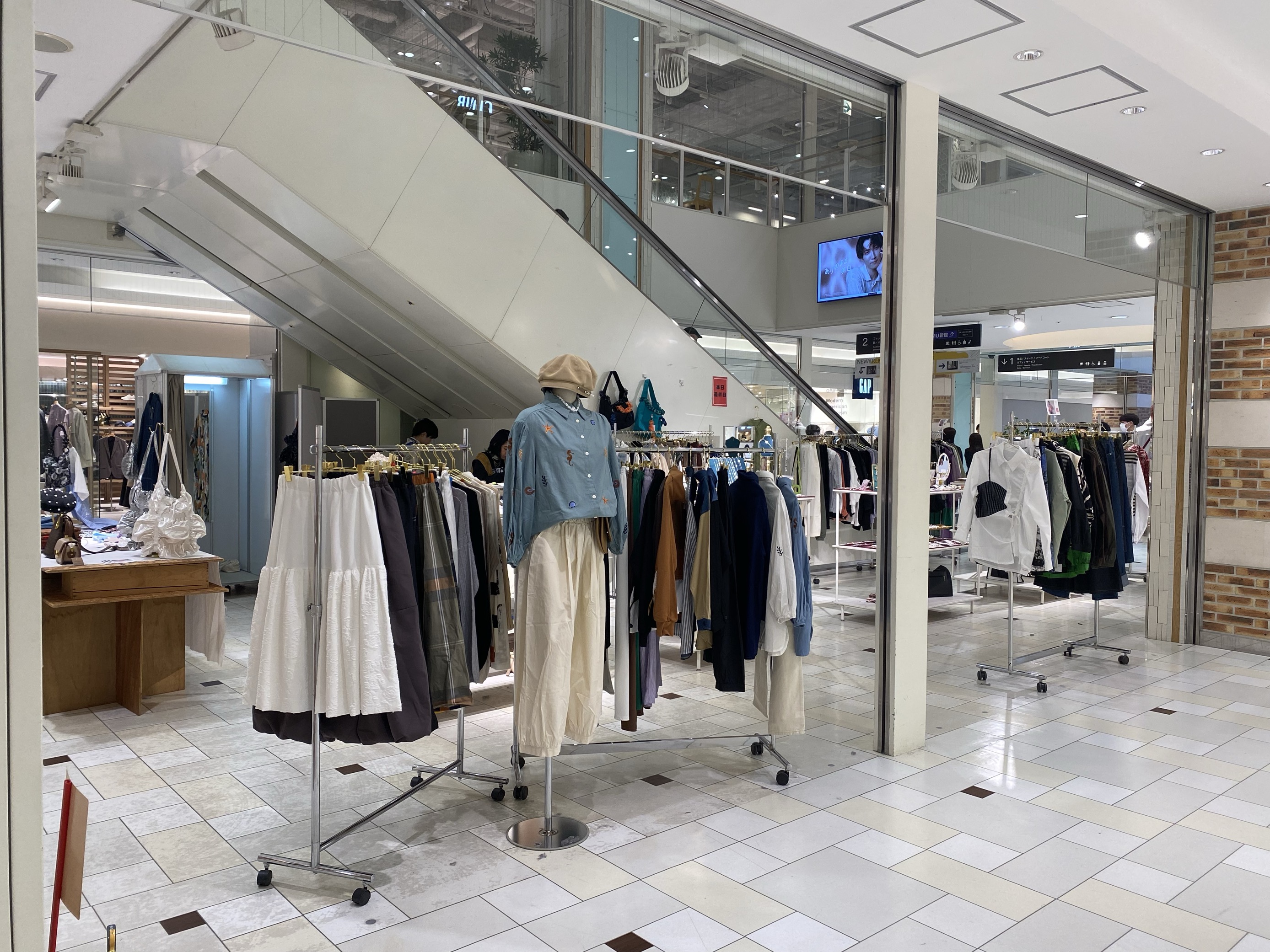 【アミュプラザ長崎】本館・2F アパレル、雑貨などの販売に最適！エスカレーター横の人通りの多いイベントスペース