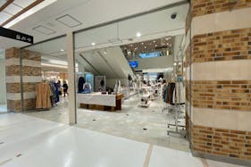 【アミュプラザ長崎】本館・2F アパレル、雑貨などの販売に最適!エスカレーター横の人通りの多いイベントスペース