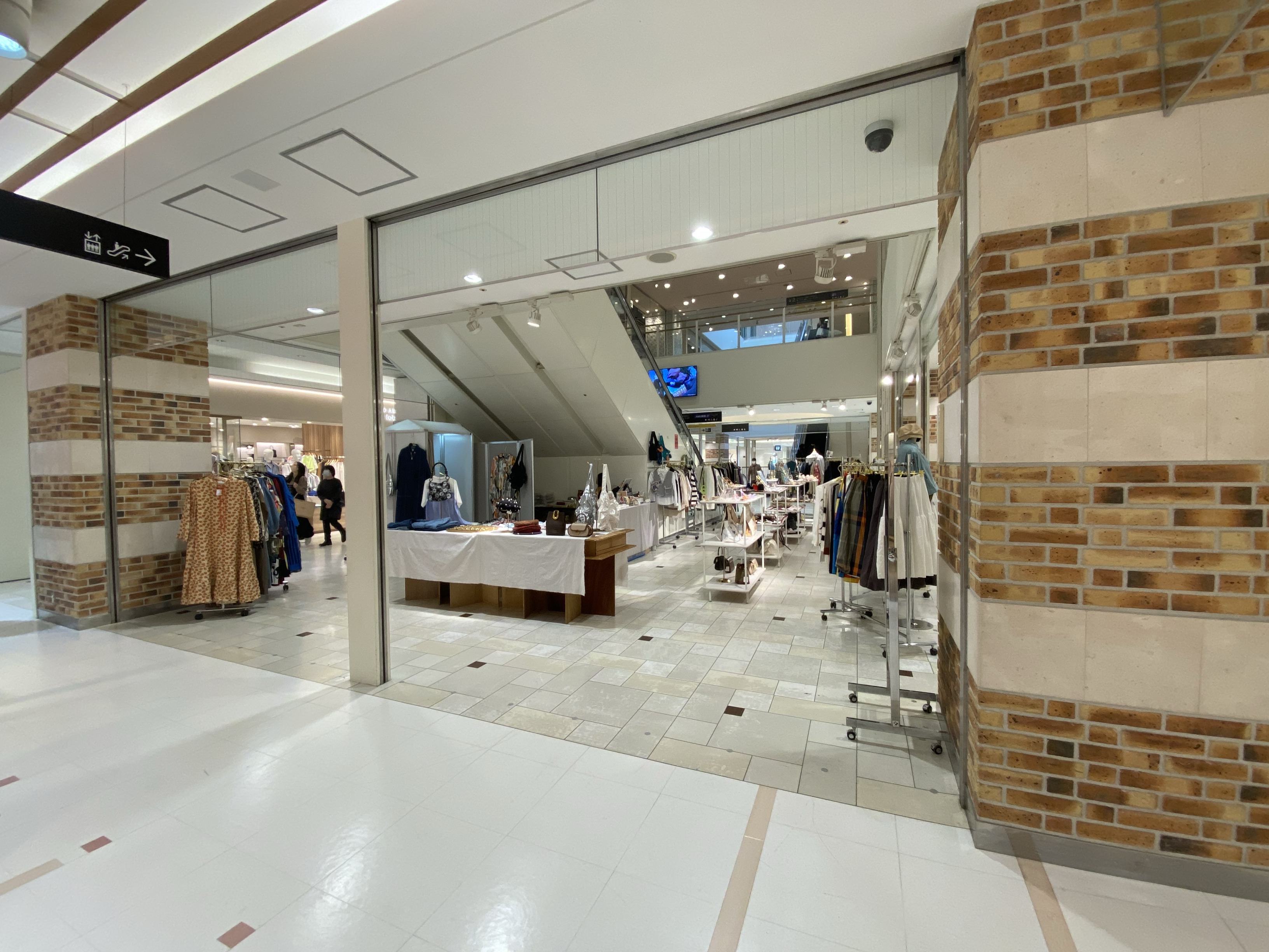 【アミュプラザ長崎】本館・2F アパレル、雑貨などの販売に最適！エスカレーター横の人通りの多いイベントスペース