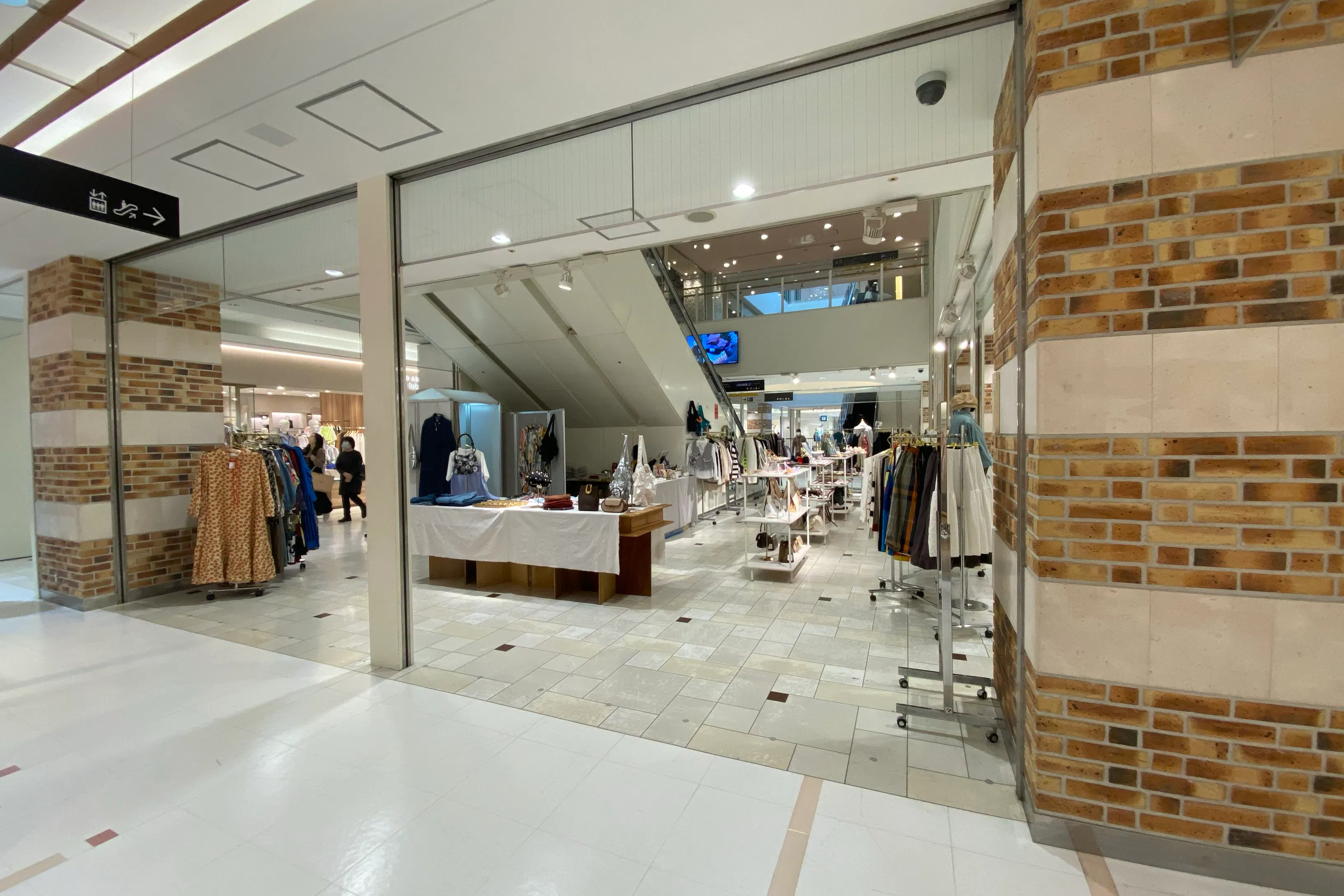 【アミュプラザ長崎】本館・2F アパレル、雑貨などの販売に最適!エスカレーター横の人通りの多いイベントスペース