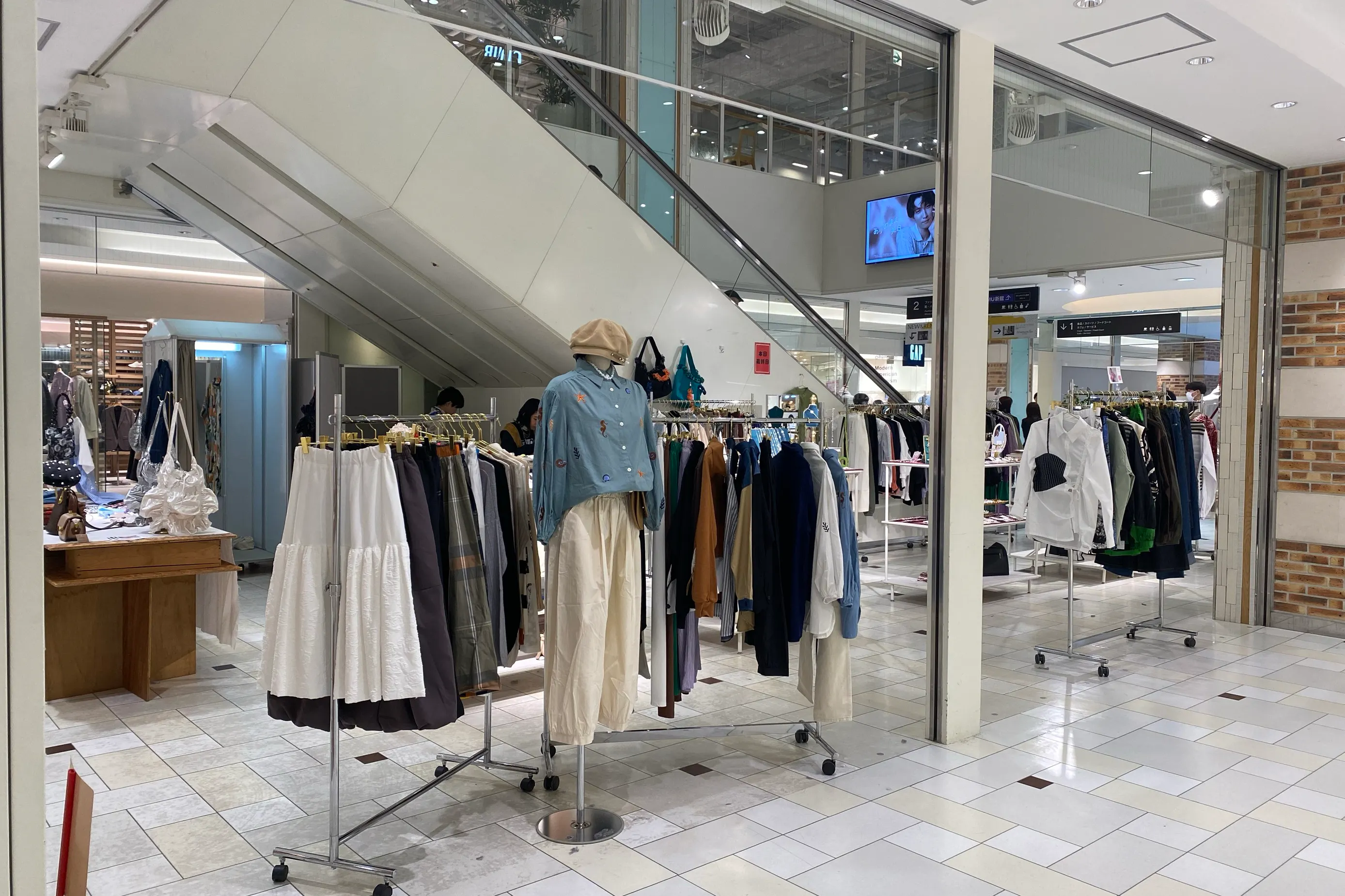 【アミュプラザ長崎】本館・2F アパレル、雑貨などの販売に最適!エスカレーター横の人通りの多いイベントスペース