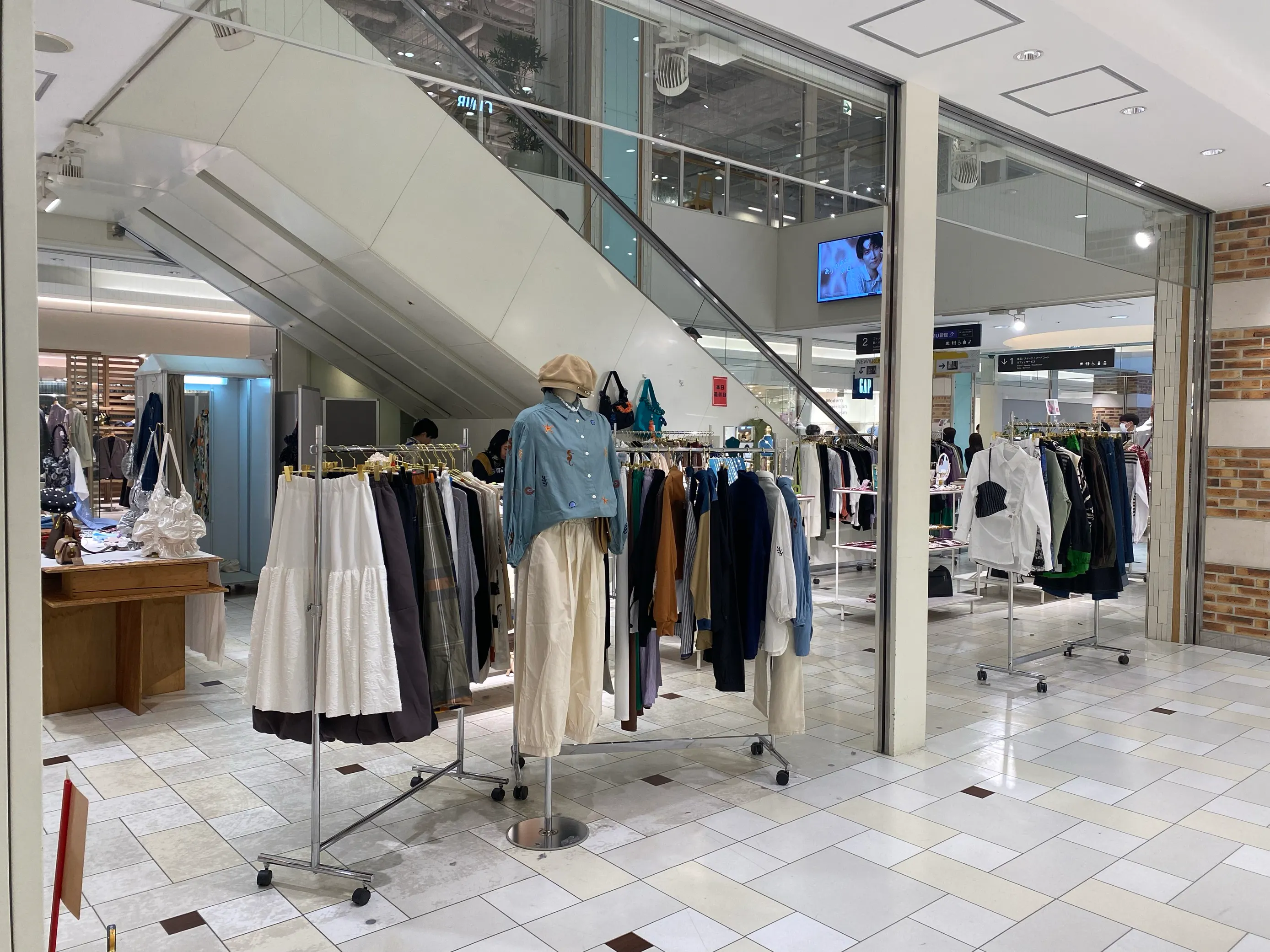 【アミュプラザ長崎】本館・2F アパレル、雑貨などの販売に最適!エスカレーター横の人通りの多いイベントスペース