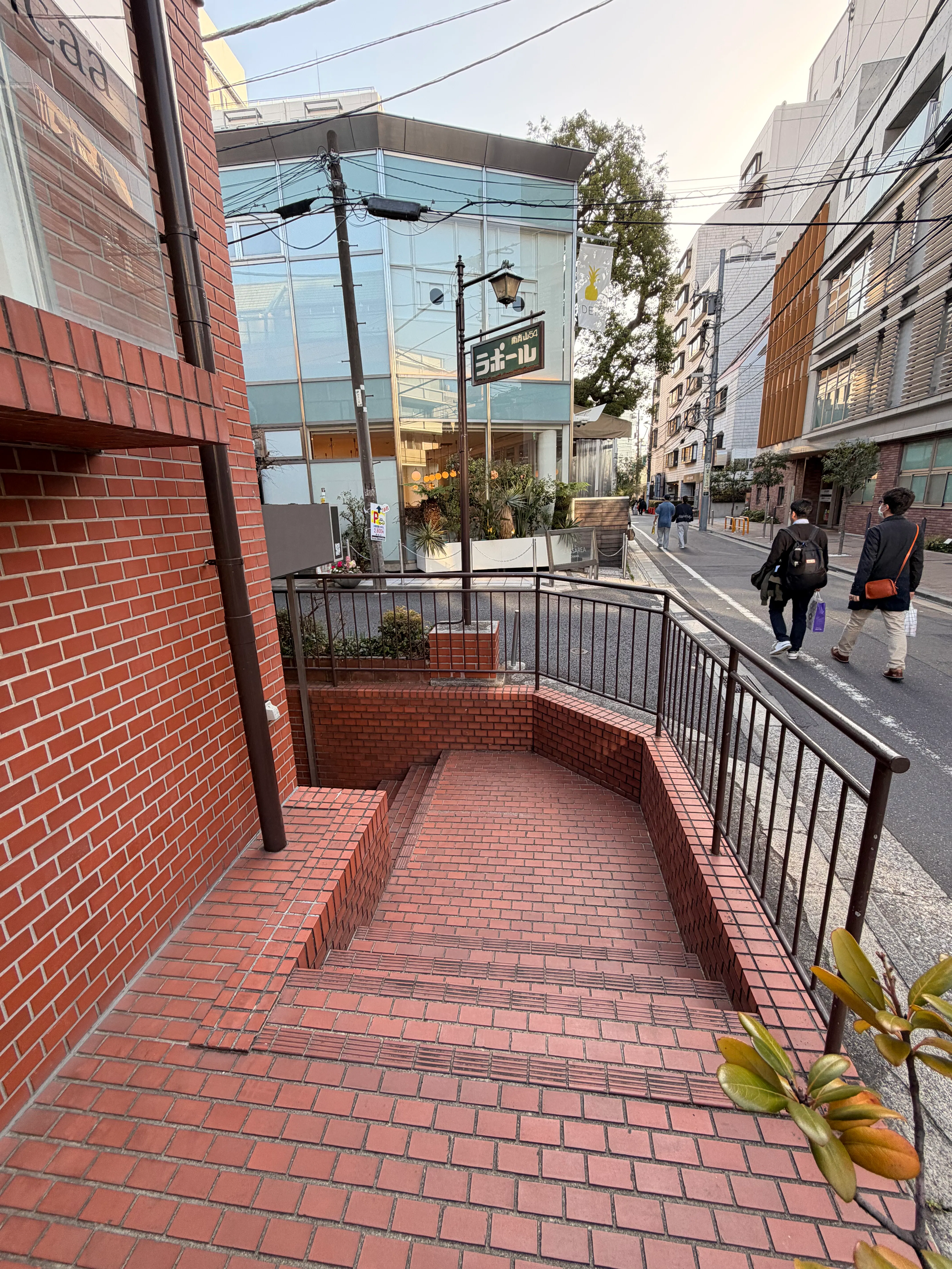 【南青山|表参道駅4分】展示会・ポップアップ・撮影・個展・ヨガにおすすめな自然光が入る白基調のギャラリースペース