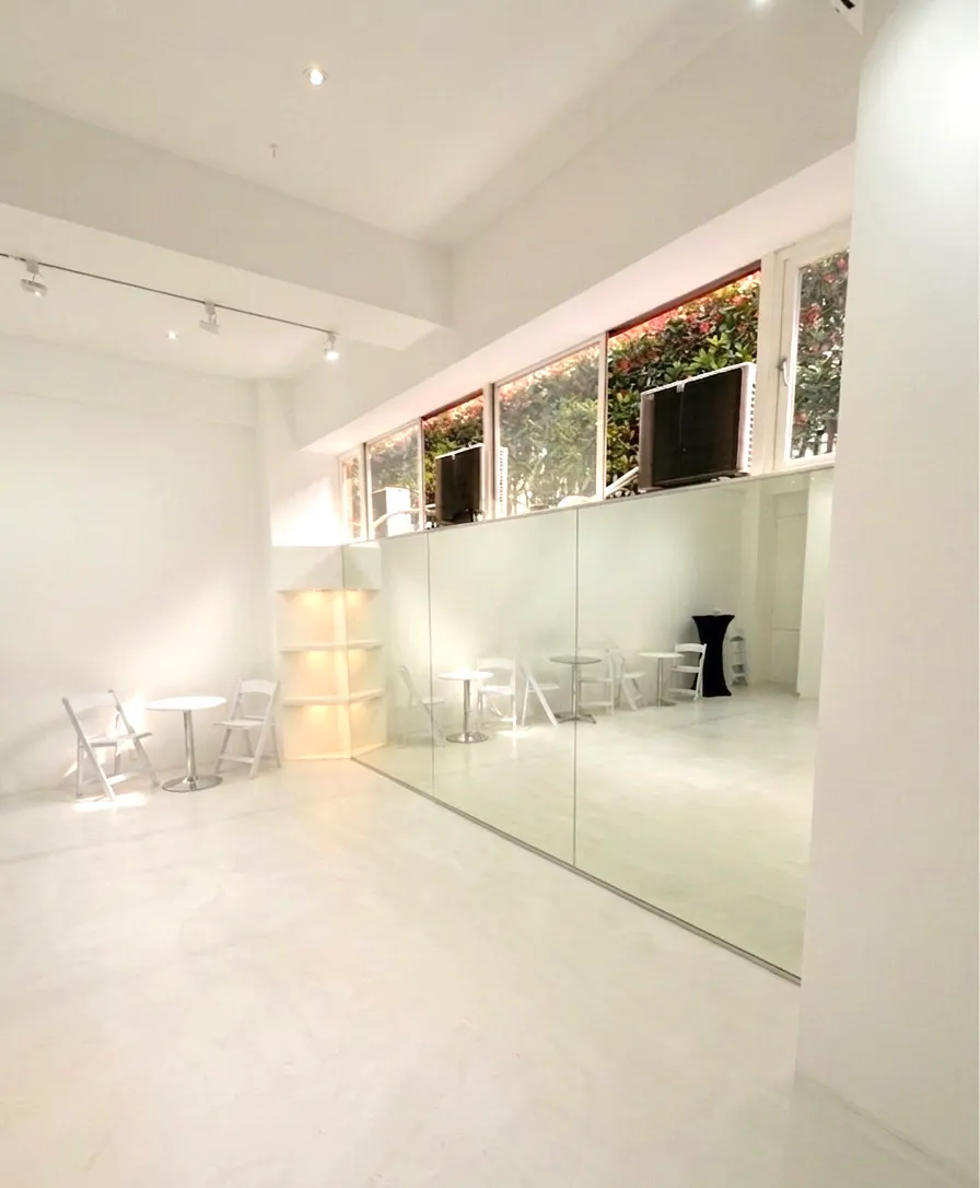 【南青山|表参道駅4分】展示会・ポップアップ・撮影・個展・ヨガにおすすめな自然光が入る白基調のギャラリースペース
