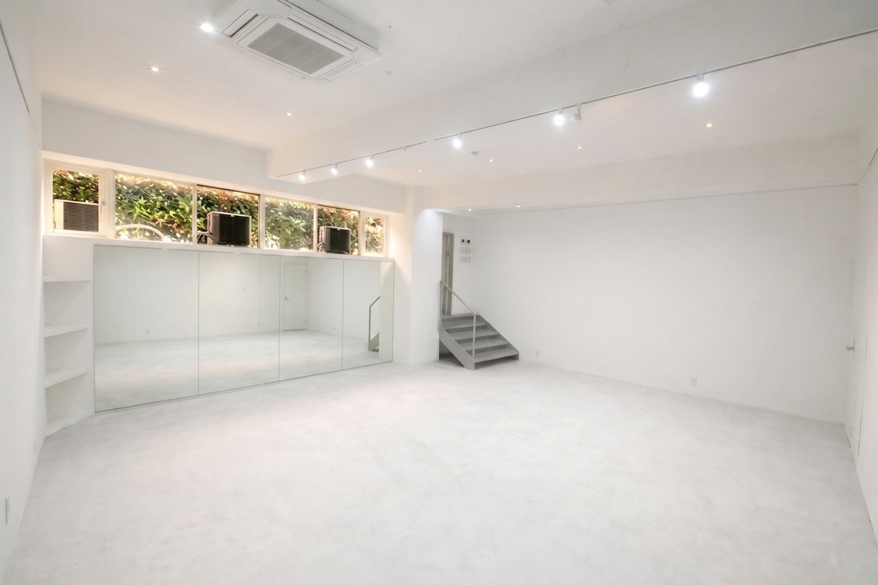 【南青山｜表参道駅4分】展示会・ポップアップ・撮影・個展・ヨガにおすすめな自然光が入る白基調のギャラリースペース