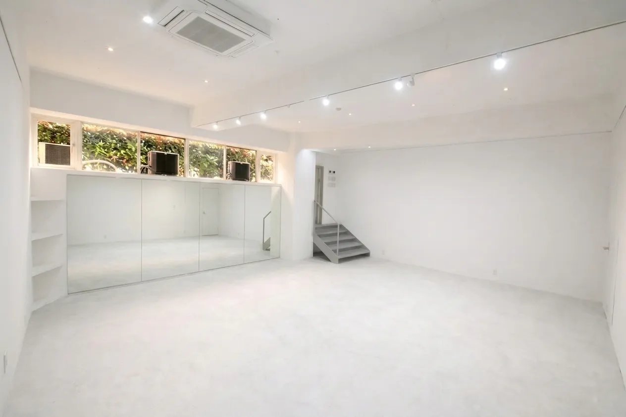 【南青山｜表参道駅3分】展示会・ポップアップ・撮影・個展・ヨガにおすすめな自然光が入る白基調のギャラリースペースの画像