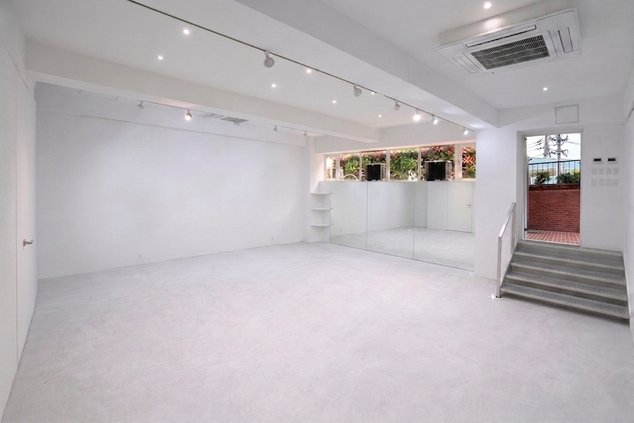 【南青山｜表参道駅4分】展示会・ポップアップ・撮影・個展・ヨガにおすすめな自然光が入る白基調のギャラリースペース