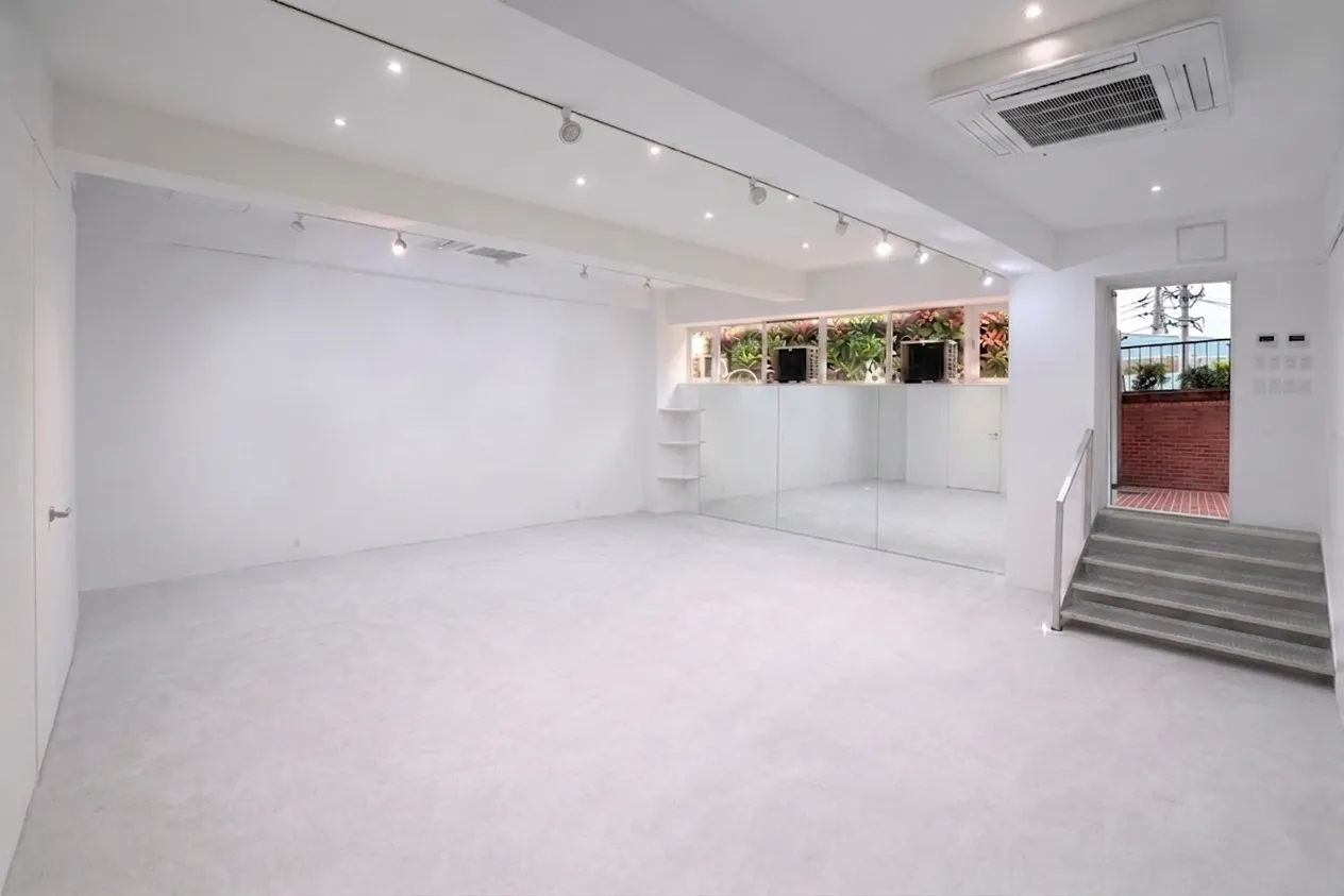 【南青山|表参道駅4分】展示会・ポップアップ・撮影・個展・ヨガにおすすめな自然光が入る白基調のギャラリースペース