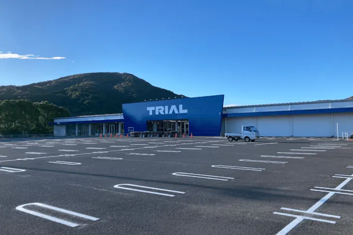 【スーパーセンタートライアル諫早店】【ポーチ前:左側(T)】食物販(キッチンカー/テント)やPR活動の出店が可能なイベントスペース