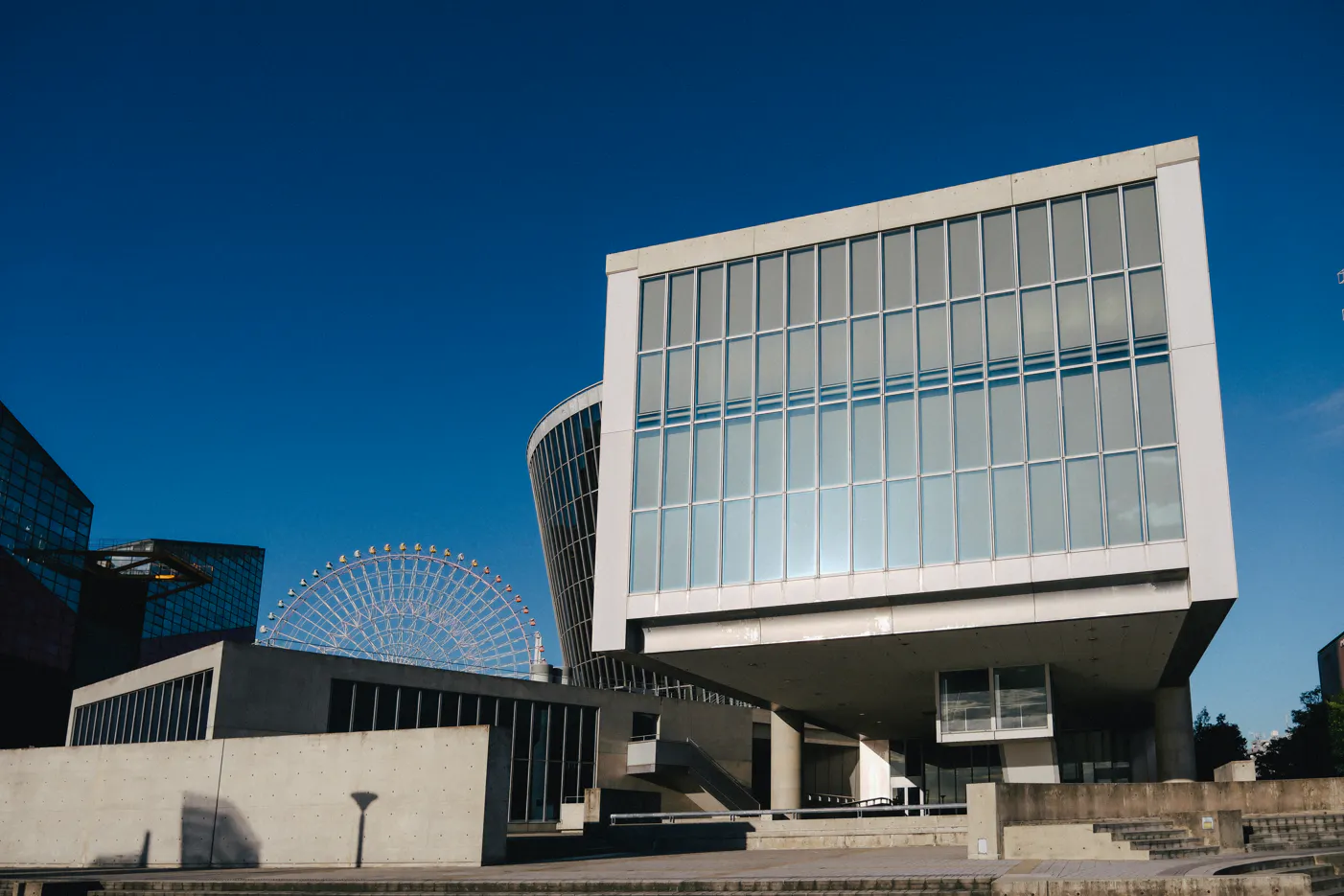 【大阪港駅7分】各ジャンルの展示会やオフラインイベント等の開催に最適な夕日と海の輝きを一面に体感できる開放的な空間