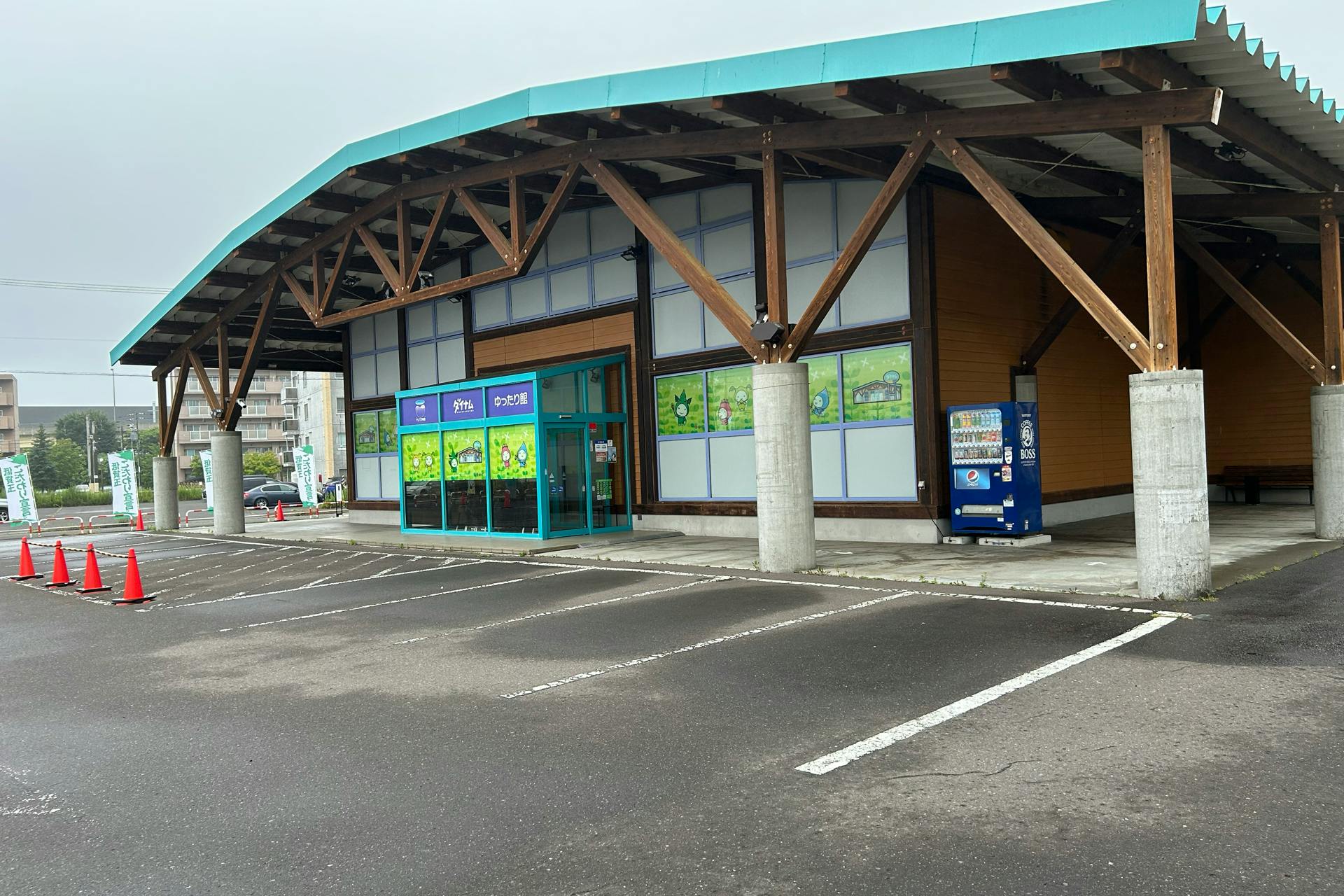 【ダイナム室蘭店ゆったり館】キッチンカーやプロモーションに最適なアミューズメント施設のイベントスペース(店舗正面入口前駐車場)