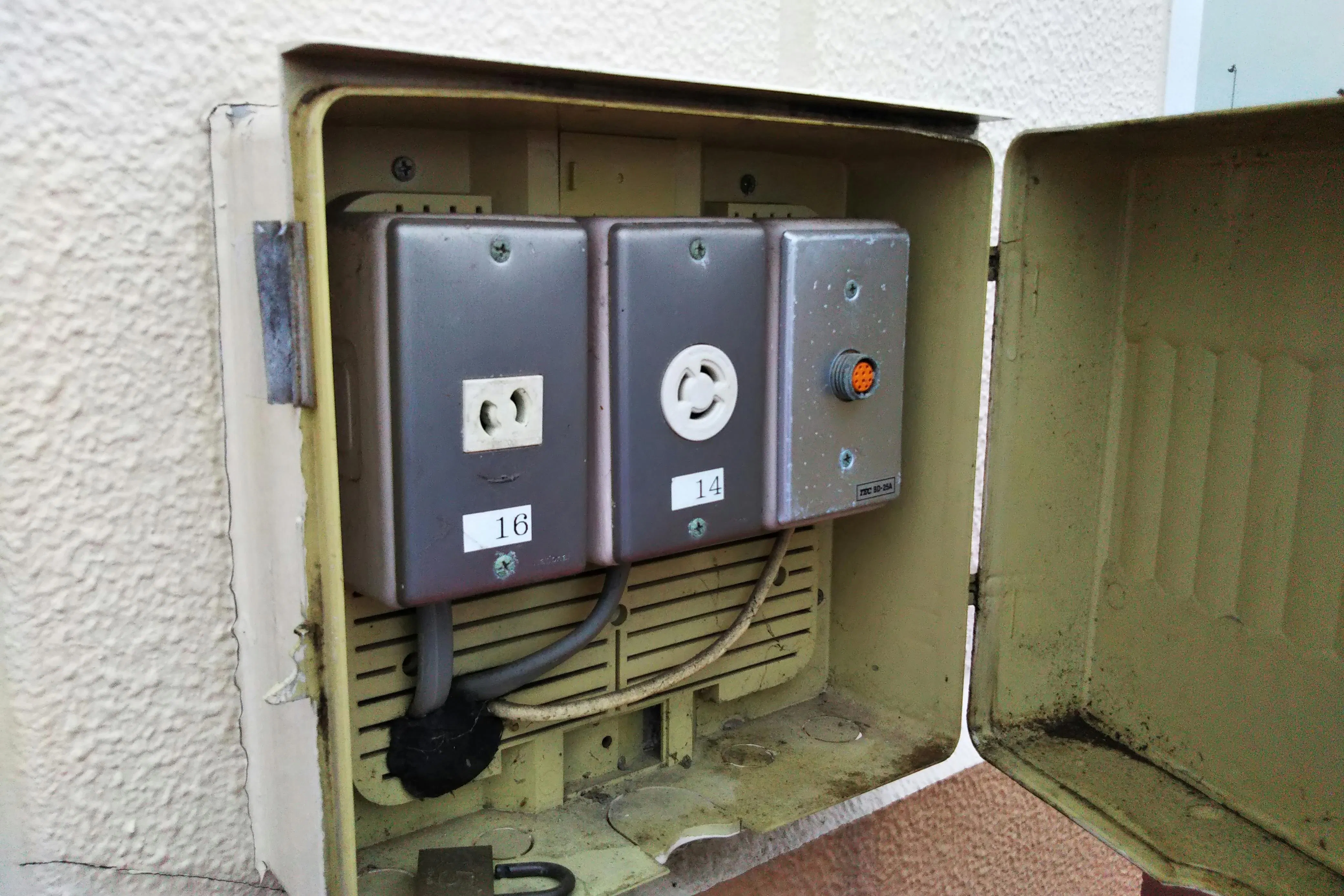 【ミスターマックス 南桜井店】入口前駐車場1台分 キッチンカーの出店が可能な総合ディスカウントストアの催事イベントスペース