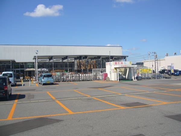 【サンデー浪岡店】屋外駐車場 キッチンカーの出店に最適なホームセンター内駐車場の屋外イベントスペース