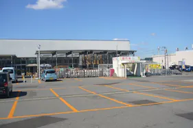 【サンデー浪岡店】屋外駐車場 キッチンカーの出店に最適なホームセンター内駐車場の屋外イベントスペース