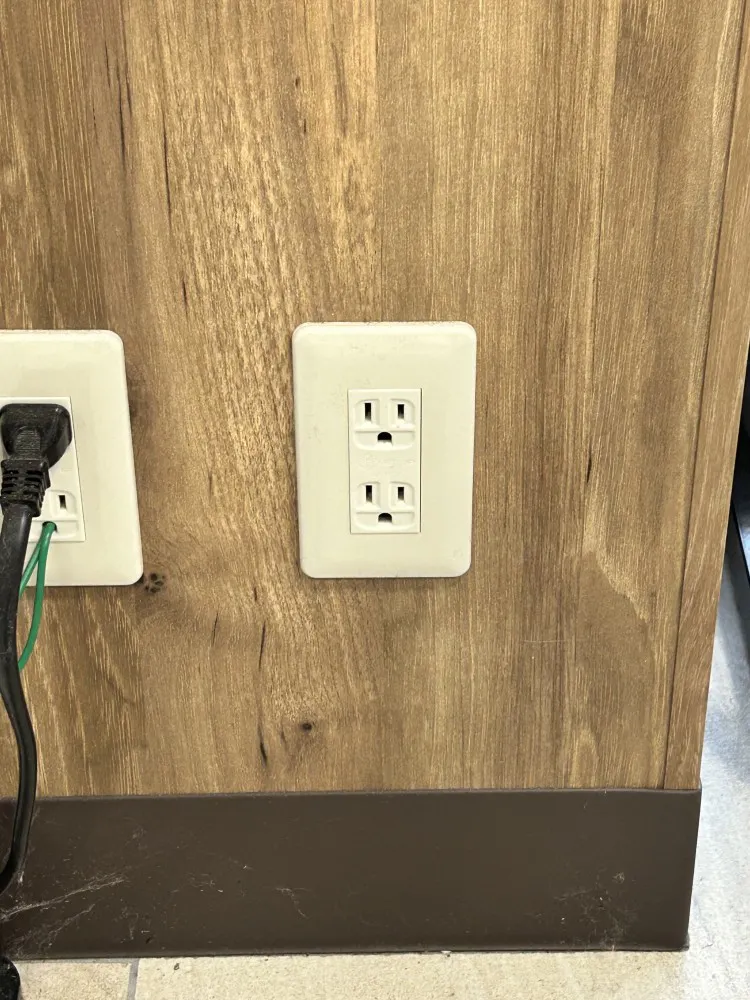 【オークワ大淀西】プロモーションに最適な風除室スペース