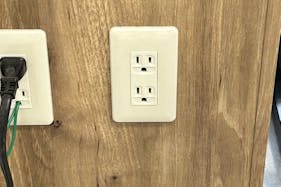 【オークワ大淀西】プロモーションに最適な風除室スペース