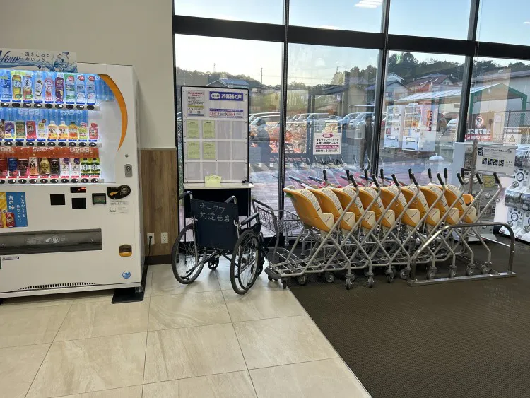 【オークワ大淀西】プロモーションに最適な風除室スペース