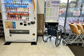 【オークワ大淀西】プロモーションに最適な風除室スペース