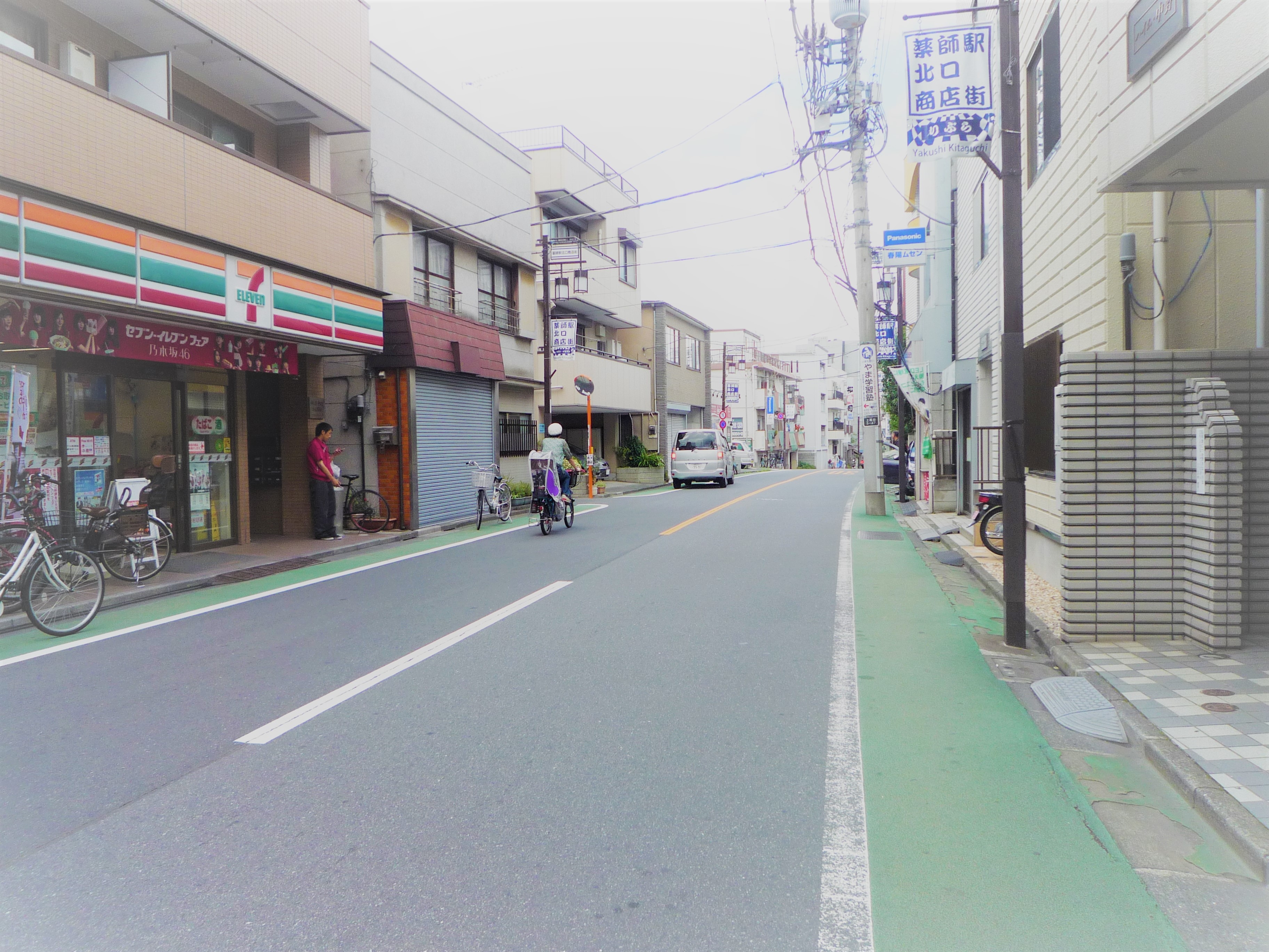 向かいはセブンイレブンで人通りも多い場所です。