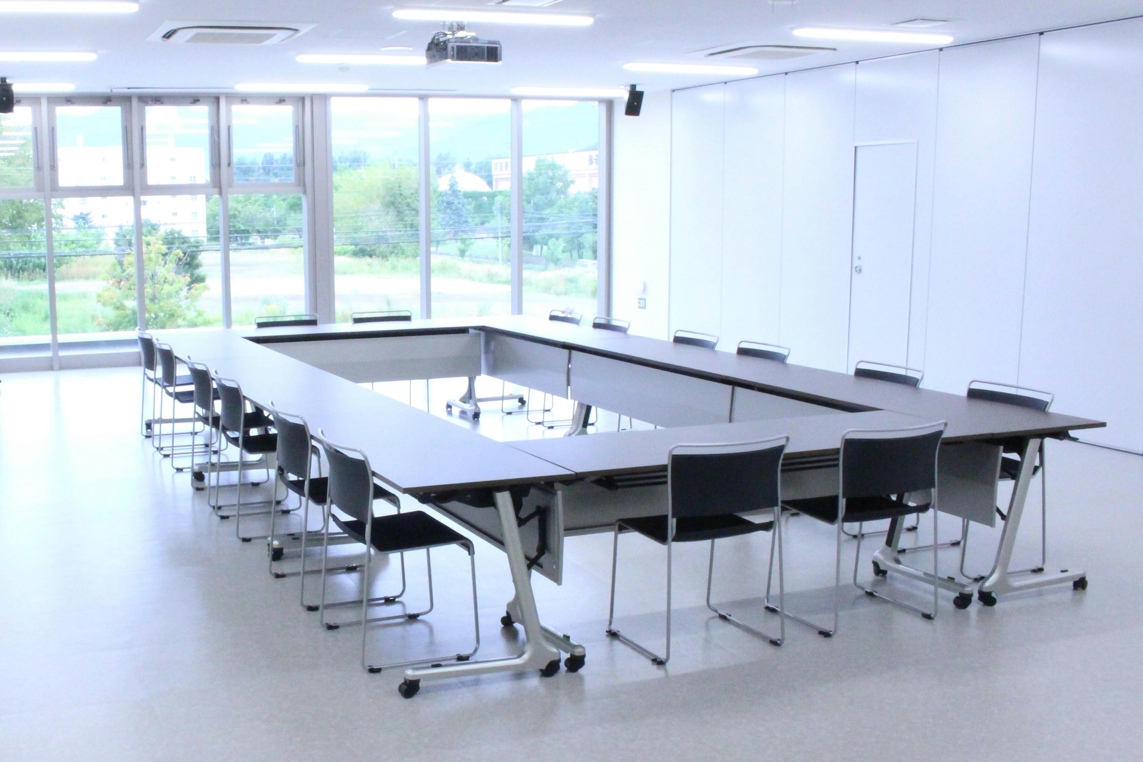 【ドコモショップ札幌八軒店2階】プロモーションやポップアップショップの開催に最適。最大150名収容可能な多目的イベントスペース