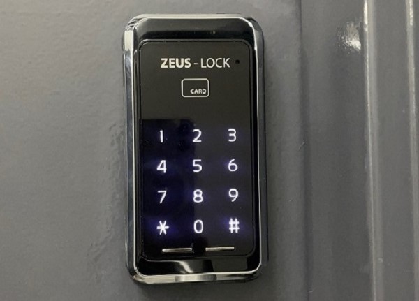 タッチキー状況　②  タッチすれば　番号が点灯します。  暗証番号を入力しお入りください。  オートロック式で扉が閉まれば自動で施錠します。