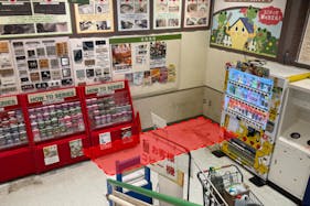 【ユニディ相模大野店】1階階段前 プロモーションや物販に最適なホームセンター内階段前の催事イベントスペース