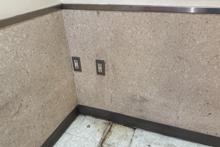 【ユニディ相模大野店】1階階段前 プロモーションや物販に最適なホームセンター内階段前の催事イベントスペースの画像3