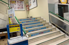 【ユニディ相模大野店】1階階段前 プロモーションや物販に最適なホームセンター内階段前の催事イベントスペース