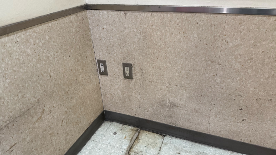 【ユニディ相模大野店】1階階段前　プロモーションや物販に最適なホームセンター内階段前の催事イベントスペース