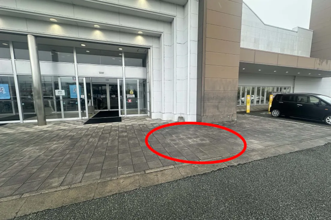 【SAKODAホームファニシングス熊本店】キッチンカー、飲食販売の催事、飲食販売のポップアップに利用可能な家具・インテリアショップ内の屋外入口右側スペース