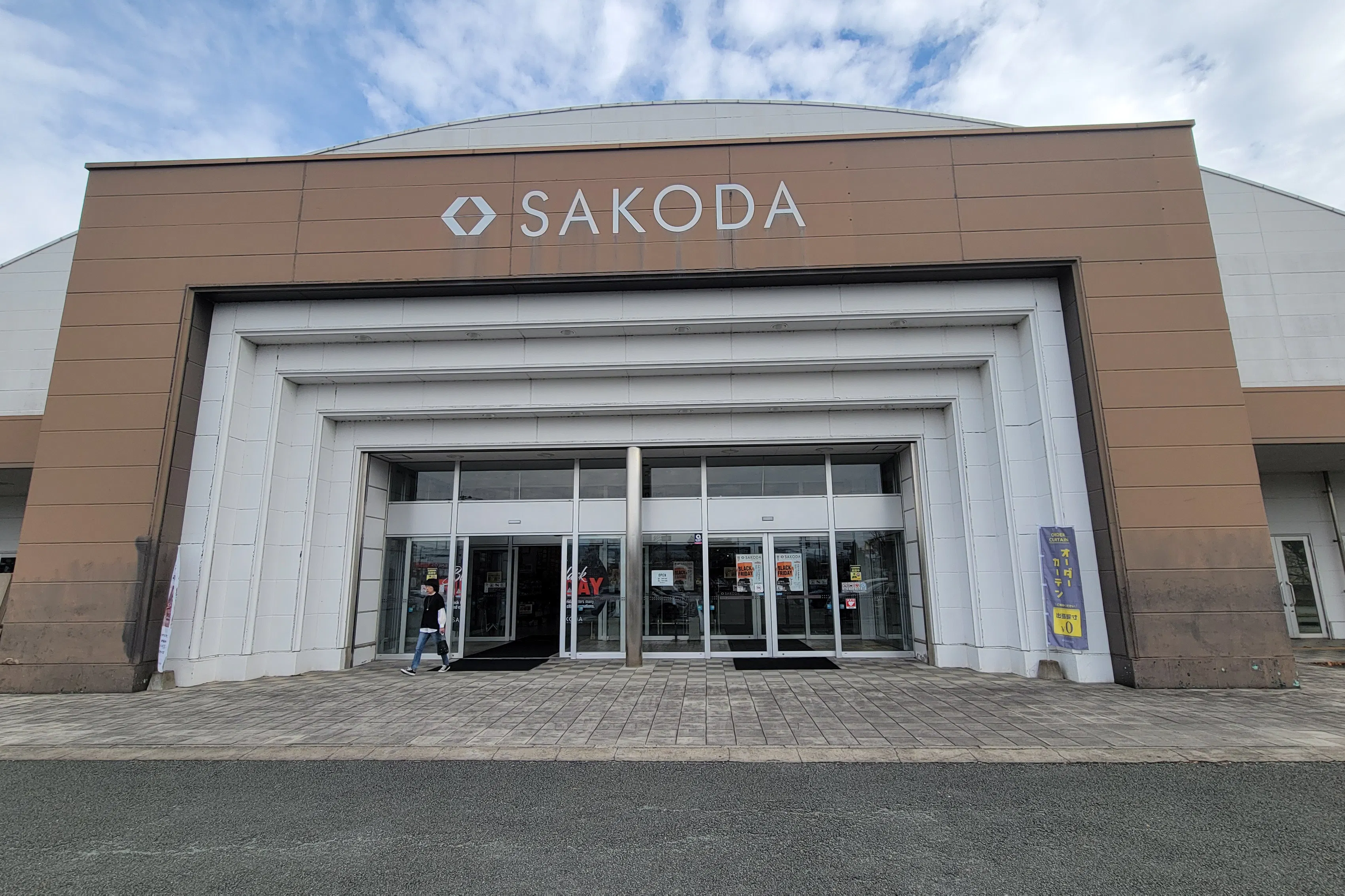 【SAKODAホームファニシングス熊本店】キッチンカー、飲食販売の催事、飲食販売のポップアップに利用可能な家具・インテリアショップ内の屋外入口右側スペース