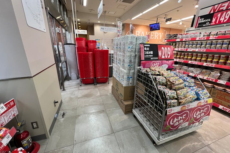 【西友 川口本町店】1F入口横 プロモーション用途や物販、食物販のポップアップストアに最適なスーパー店内催事イベントスペースの画像3