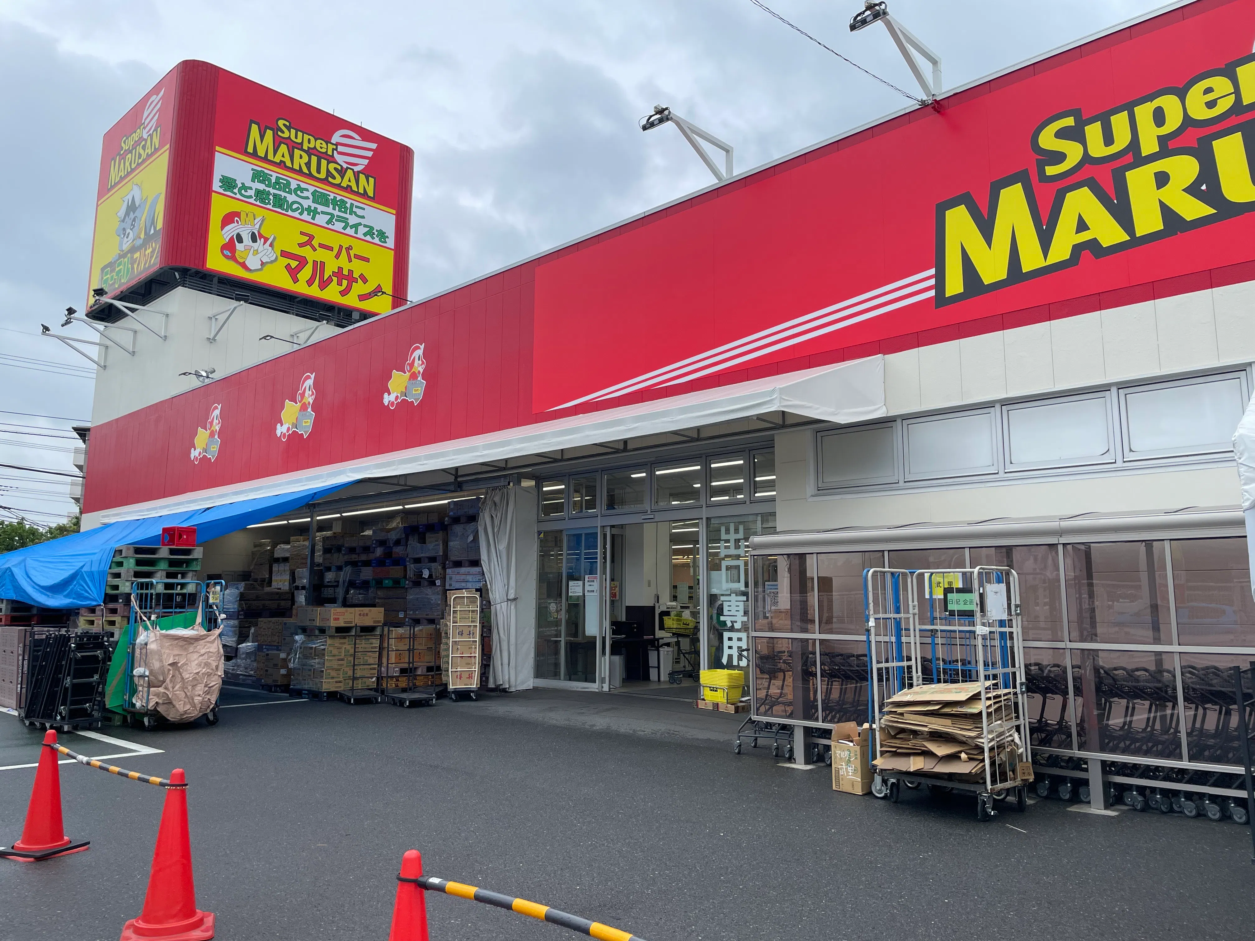 【マルサン武里店】プロモーションに最適な店内入口前のスペース