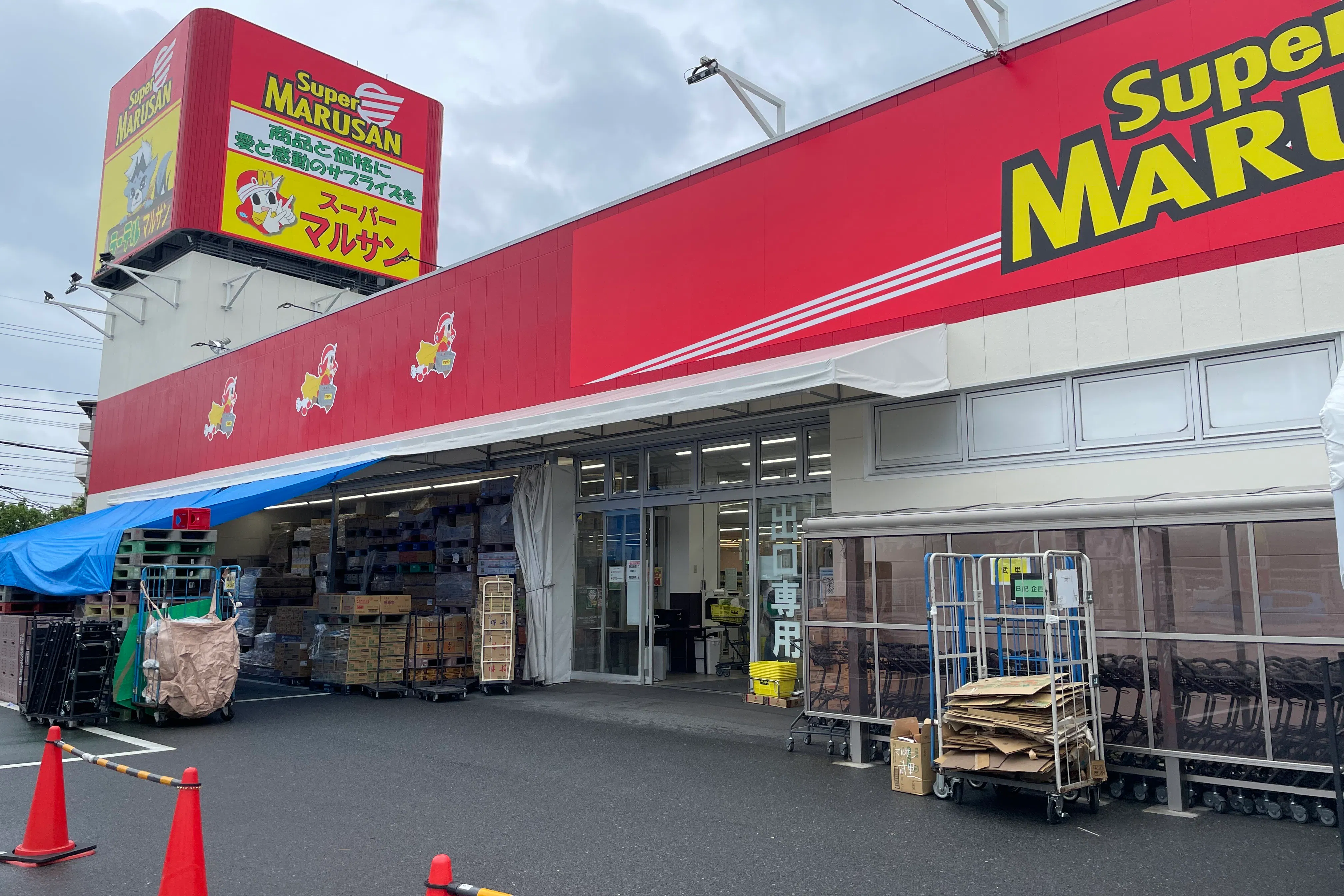 【マルサン武里店】プロモーションに最適な店内入口前のスペース