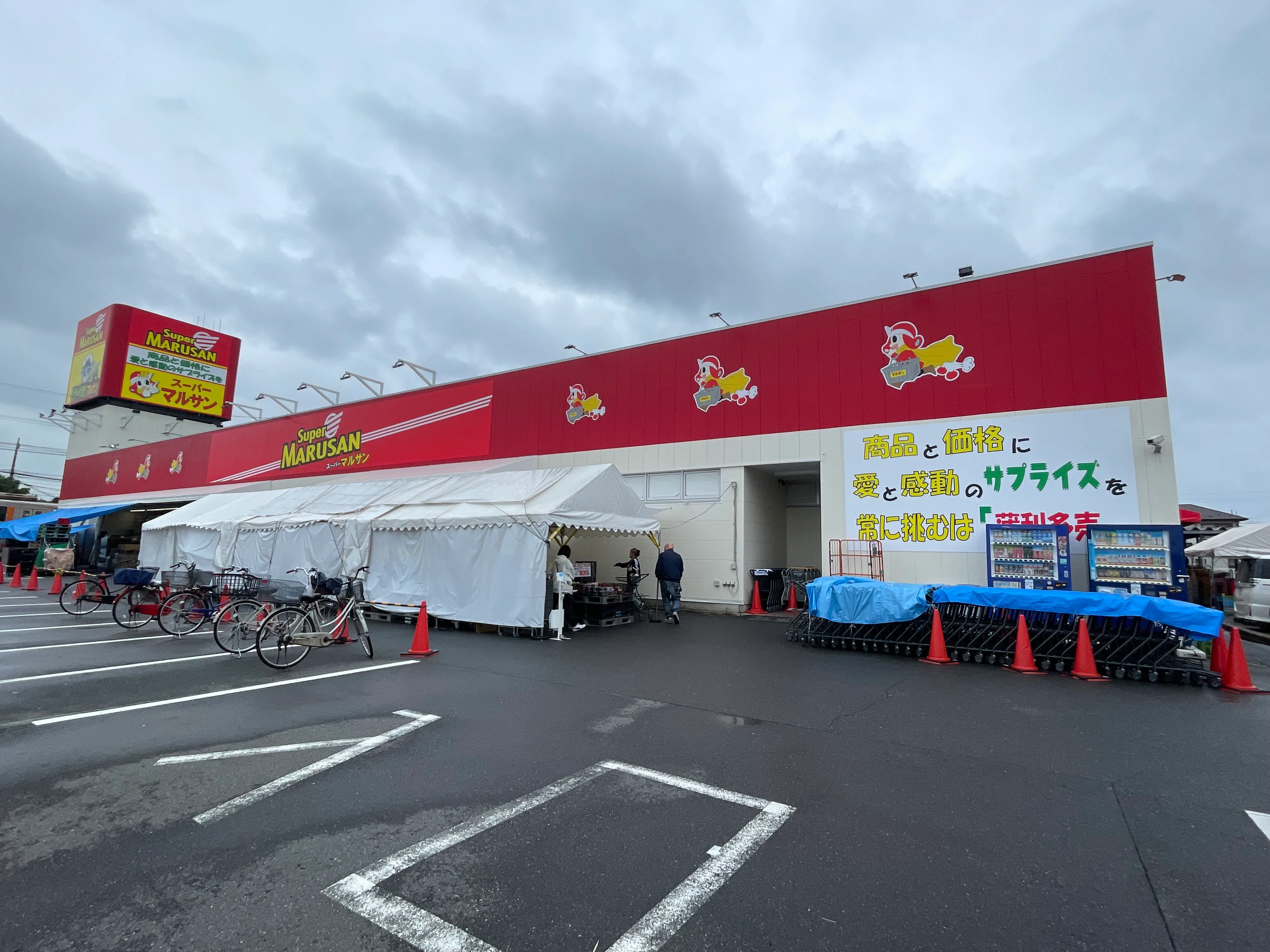 【マルサン武里店】プロモーションに最適な店内入口前のスペース