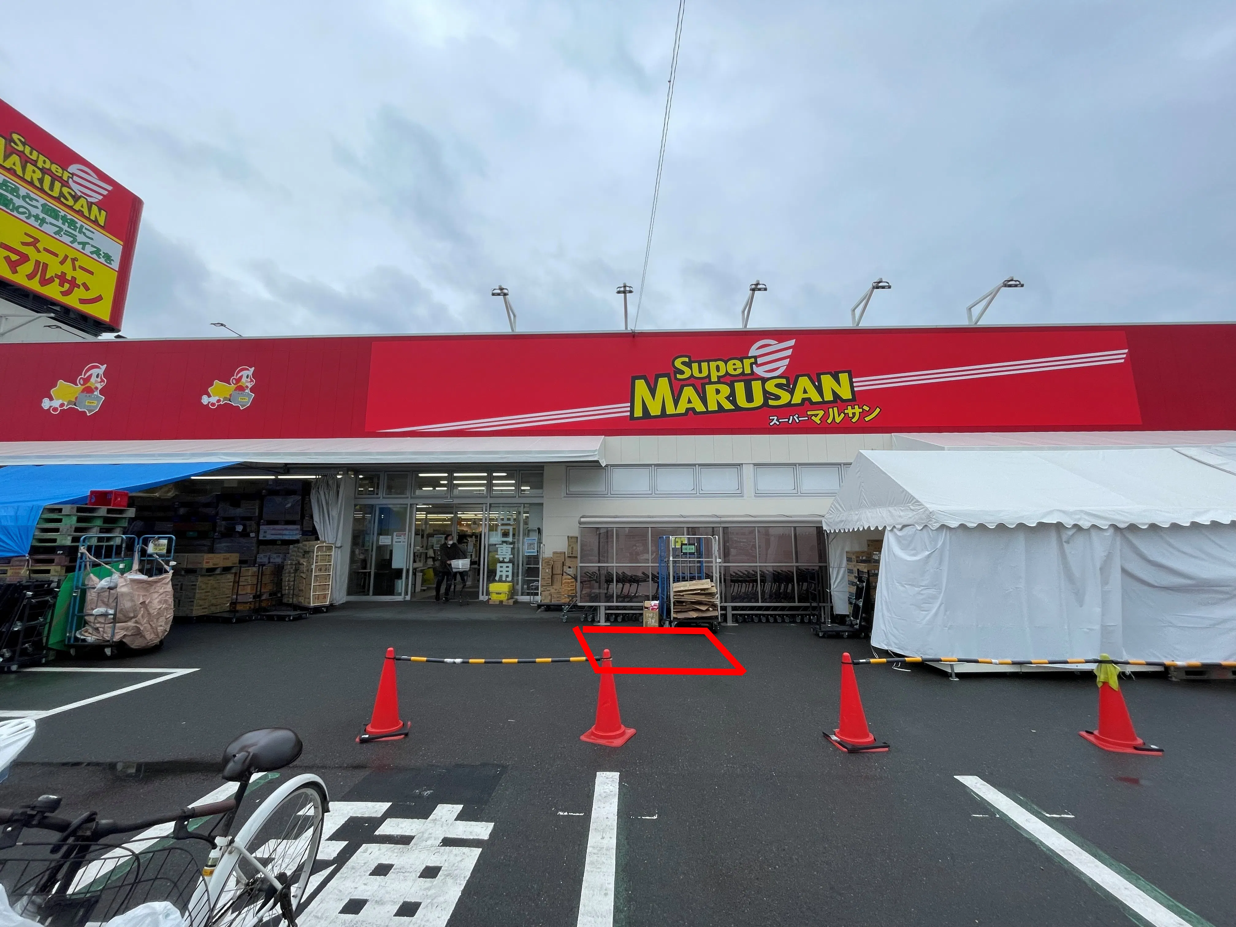 【マルサン武里店】プロモーションに最適な店内入口前のスペース