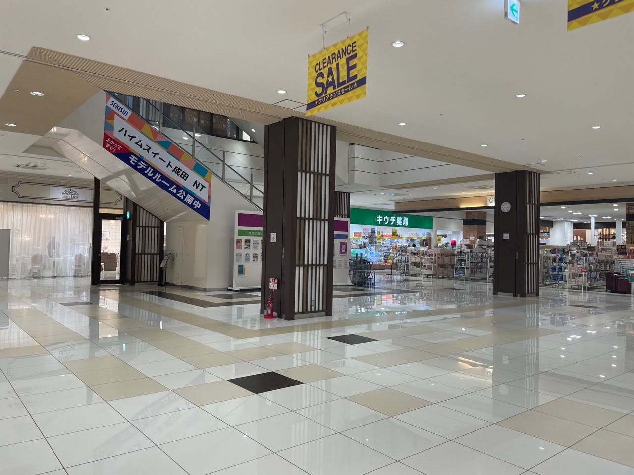 1F イベント広場 Honeys(衣料品店)側
