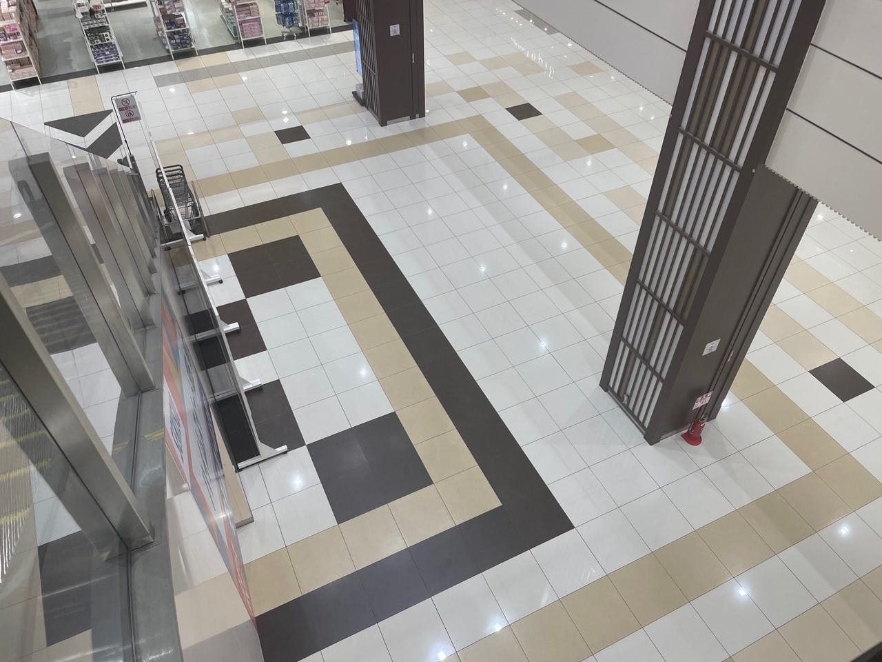 1F イベント広場 2F吹き抜けより