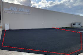 【ミスターマックス おゆみ野店】ミスターマックス横アスファルトスペース 販促プロモーションや物販用途に最適な総合ディスカウントストアの催事イベントスペース